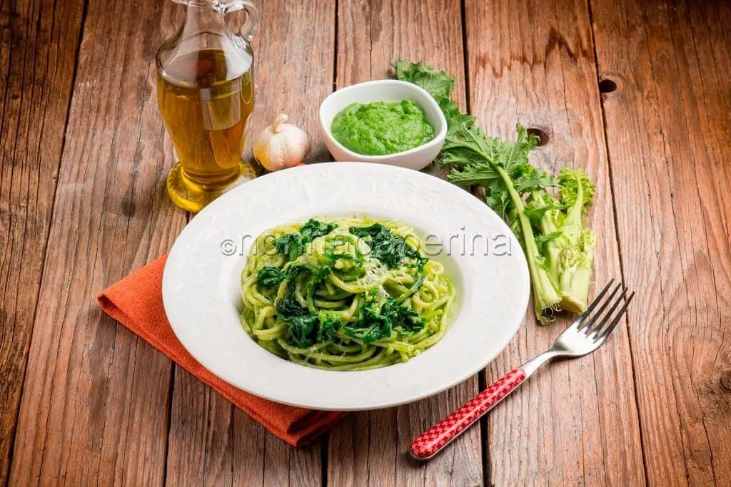 Una ricetta semplice e gustosissima? Spaghetti al pesto di cime di rapa!