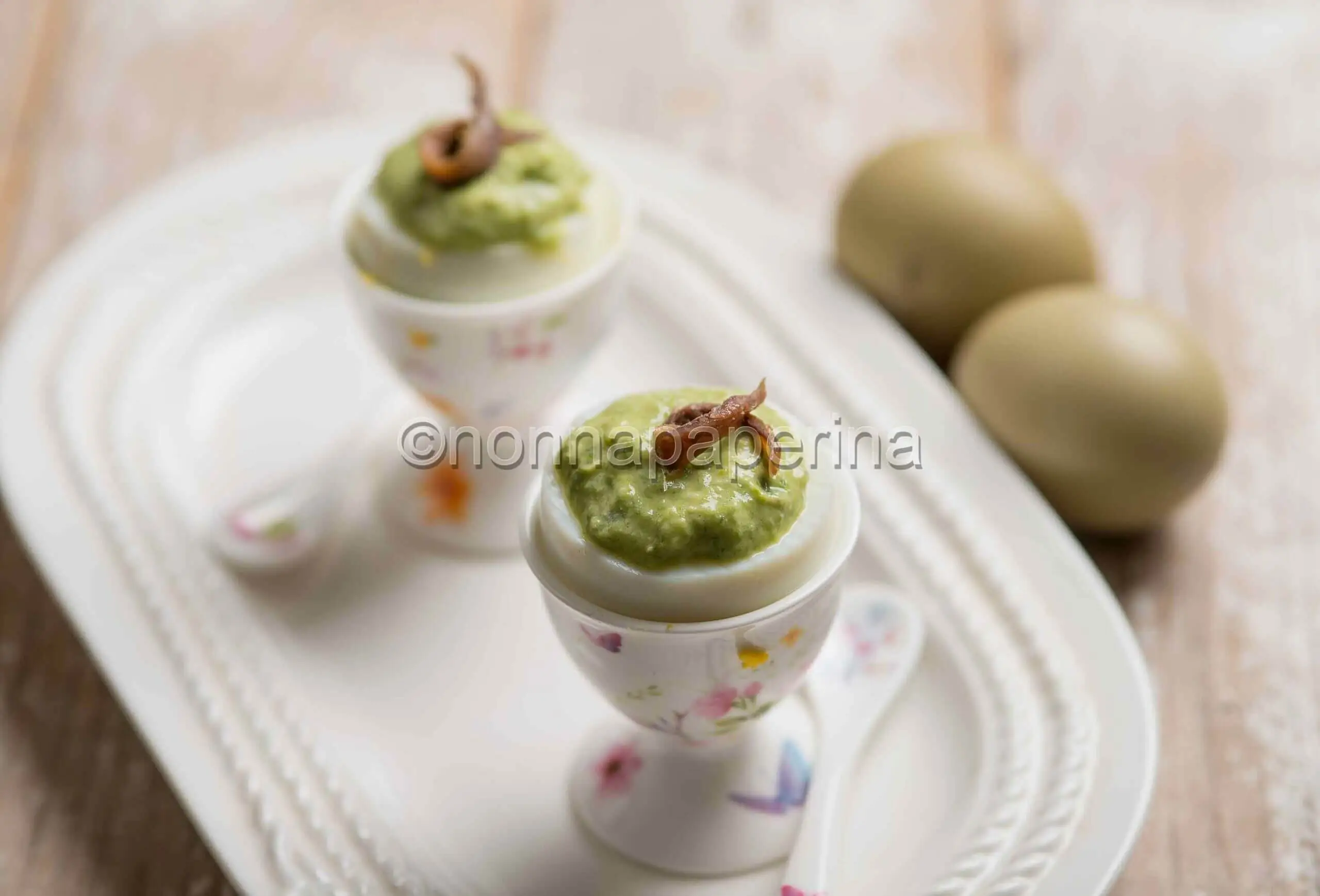 Uova ripiene con fagiolini e acciughe, un antipasto gourmet