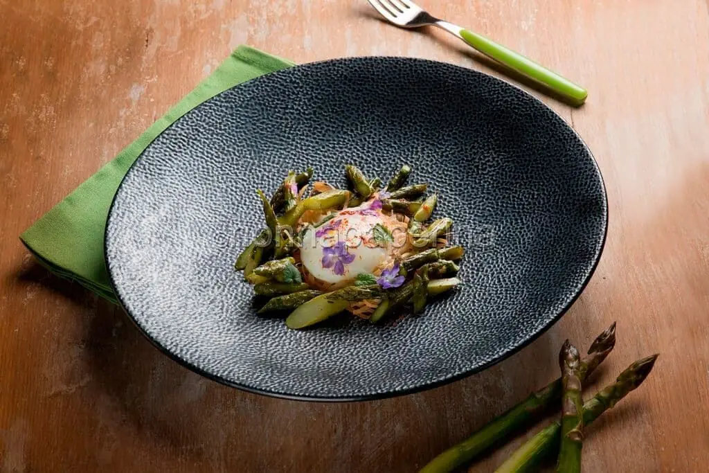 Uovo cremoso e asparagi su nido di pasta fillo : eleganza in tavola