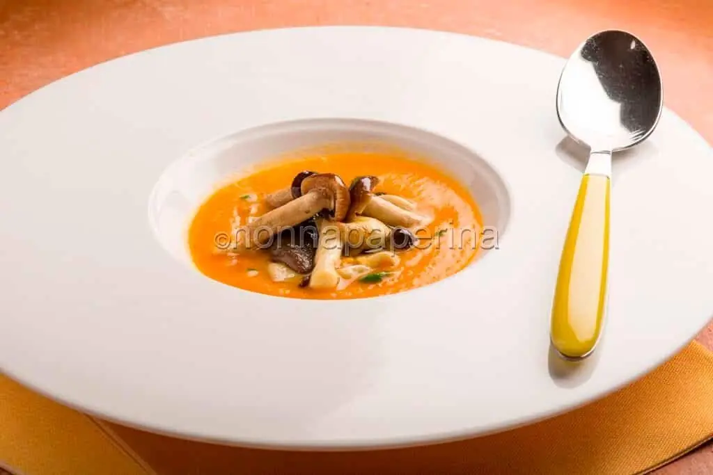 Vellutata di zucca e pioppini alla curcuma: profumi per scaldare l’inverno