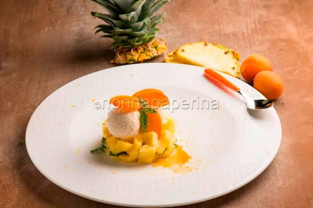 Voglia di freschezza? Ecco le tartare di ananas con gelato