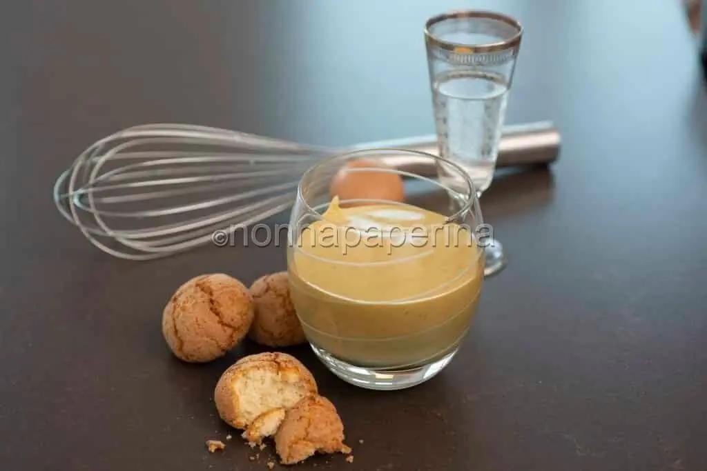 Zabaione al barolo con amaretti