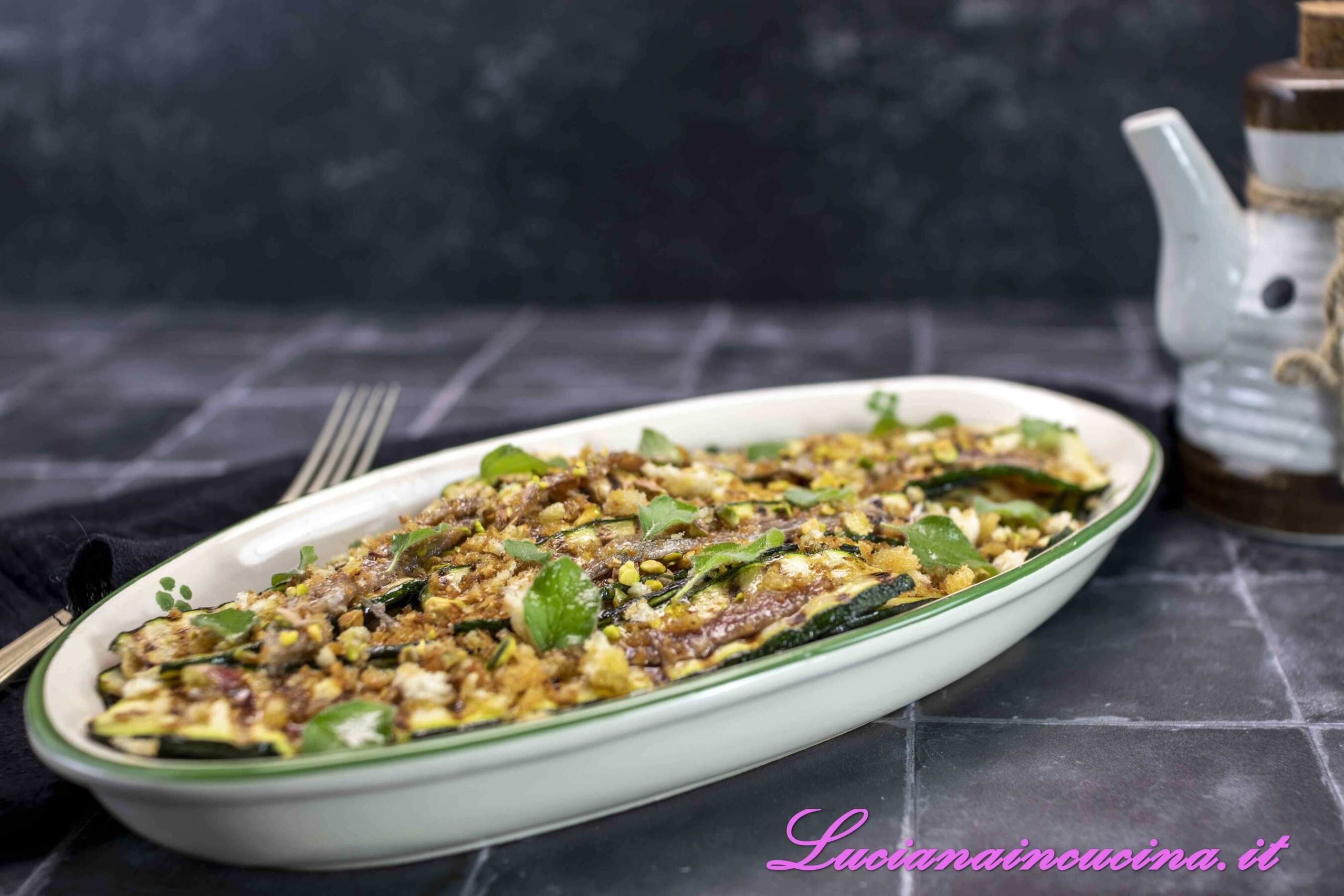 Zucchine grigliate con acciughe e pistacchi