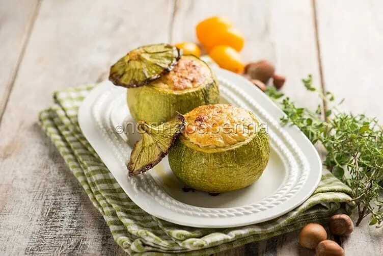 Zucchine tonde ripiene con hummus e quinoa, un piatto fusion
