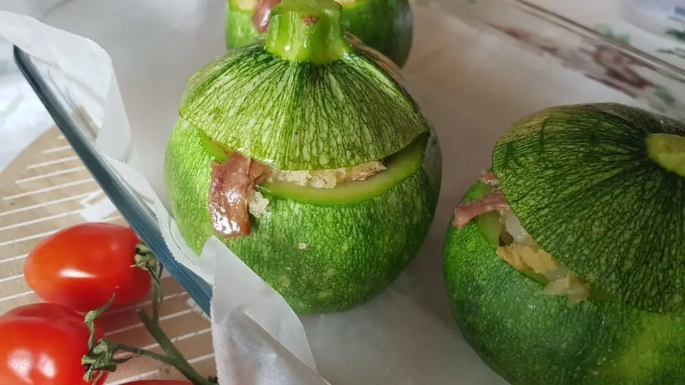 Zucchine tonde ripiene di pane raffermo e alici