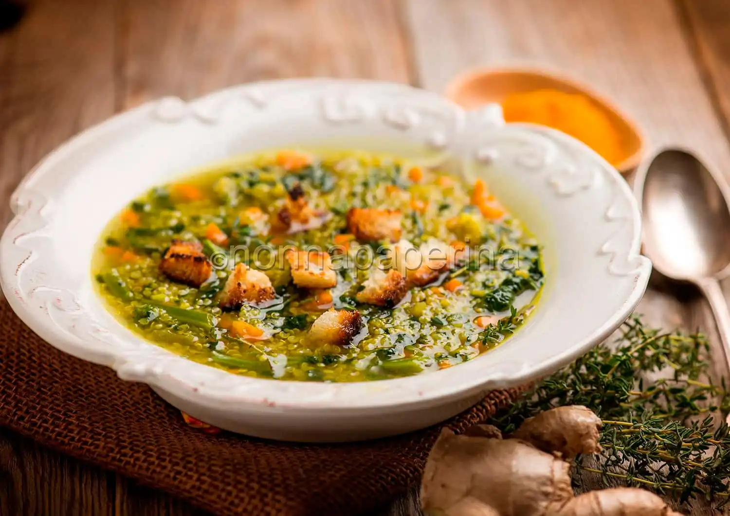 Zuppa di quinoa con erbe aromatiche, un primo intenso