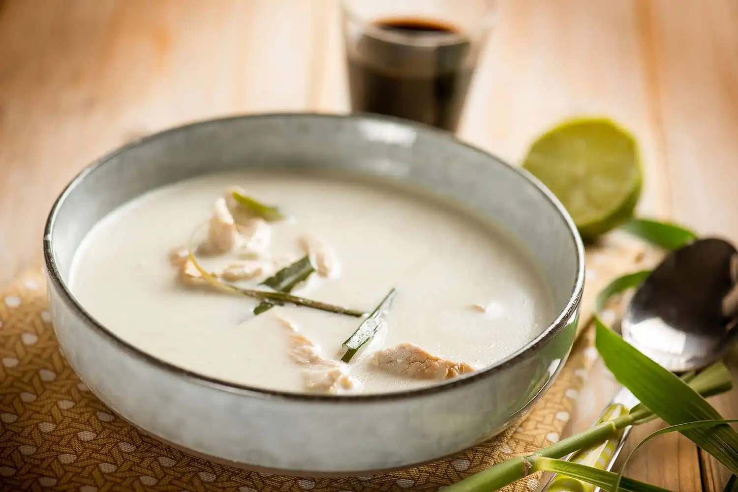 Zuppa thai con pollo e cocco, una delizia vellutata