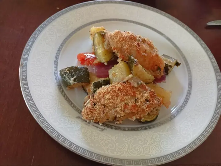 Ali di pollo allo yogurt gratinate al forno, con verdure miste