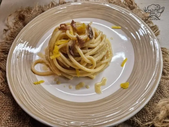 Bucatini burro alici e bufala