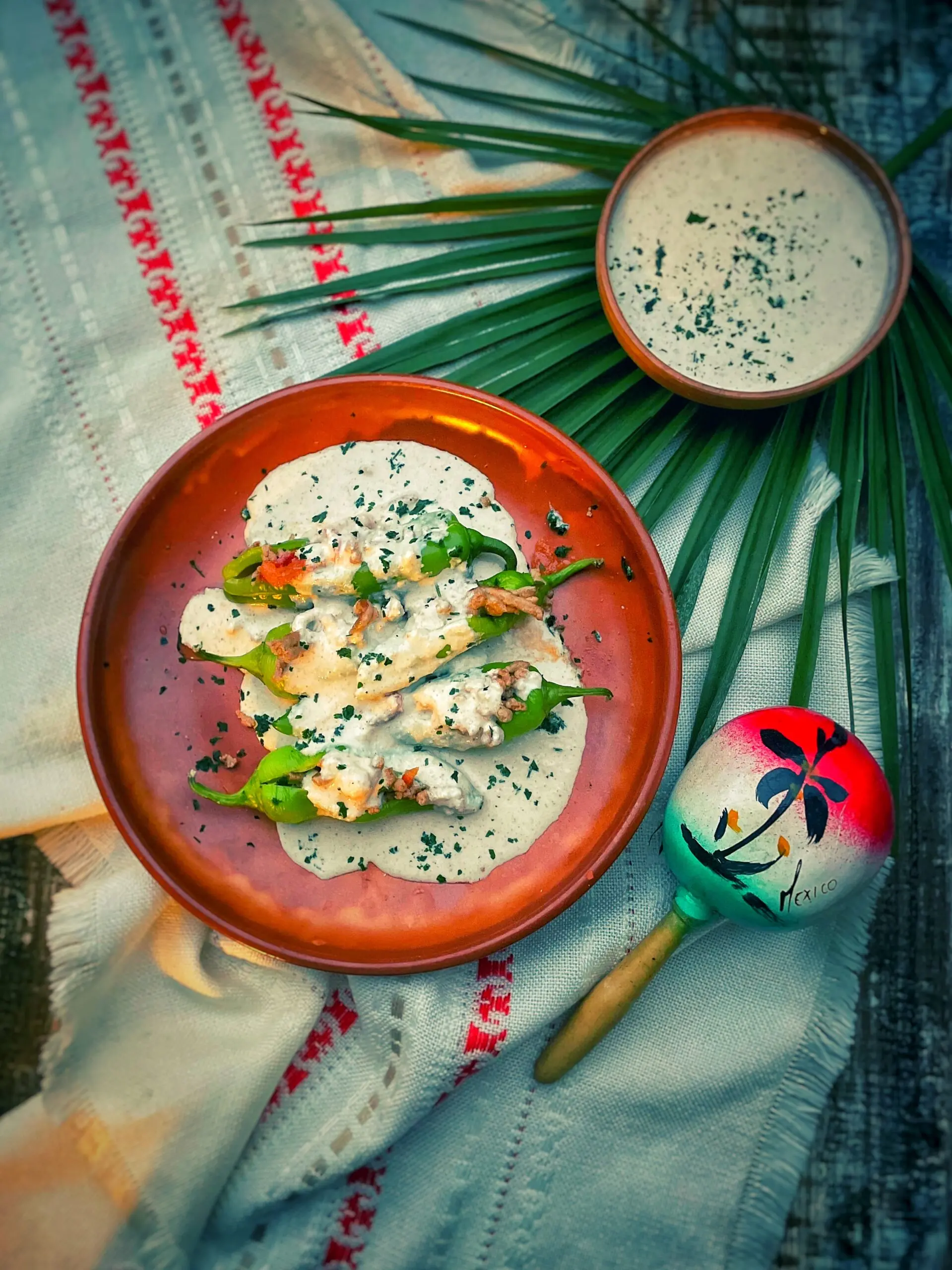 Chiles en nogada: peperoncini con salsa di noci