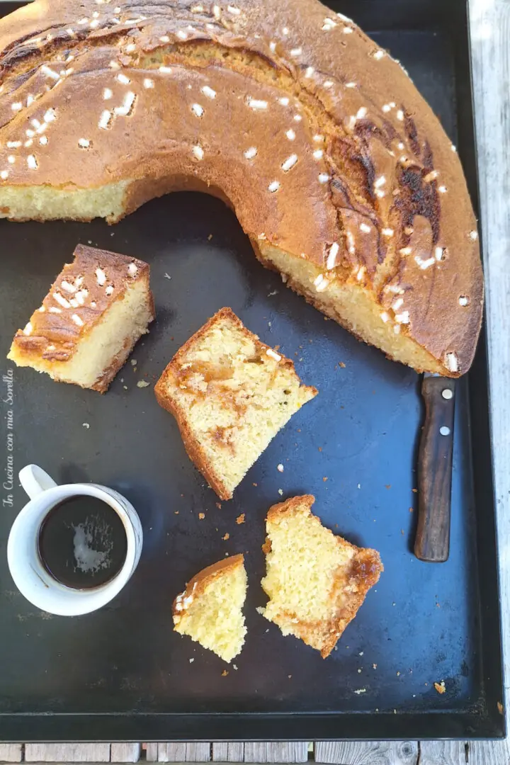 Ciambellone soffice con confettura