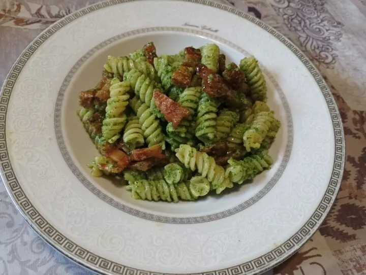 Fusilli al pesto di rucola e guanciale croccante