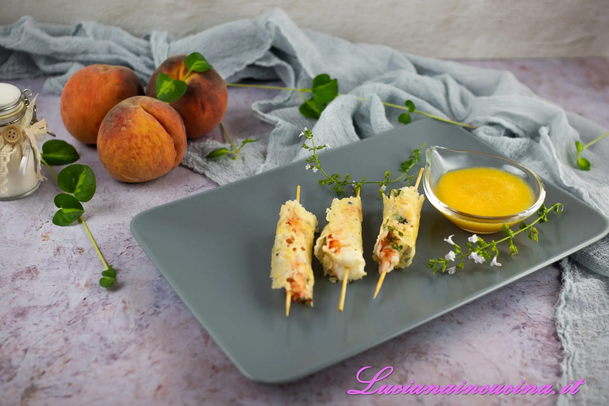Gamberi in gabbia con salsa di pesche