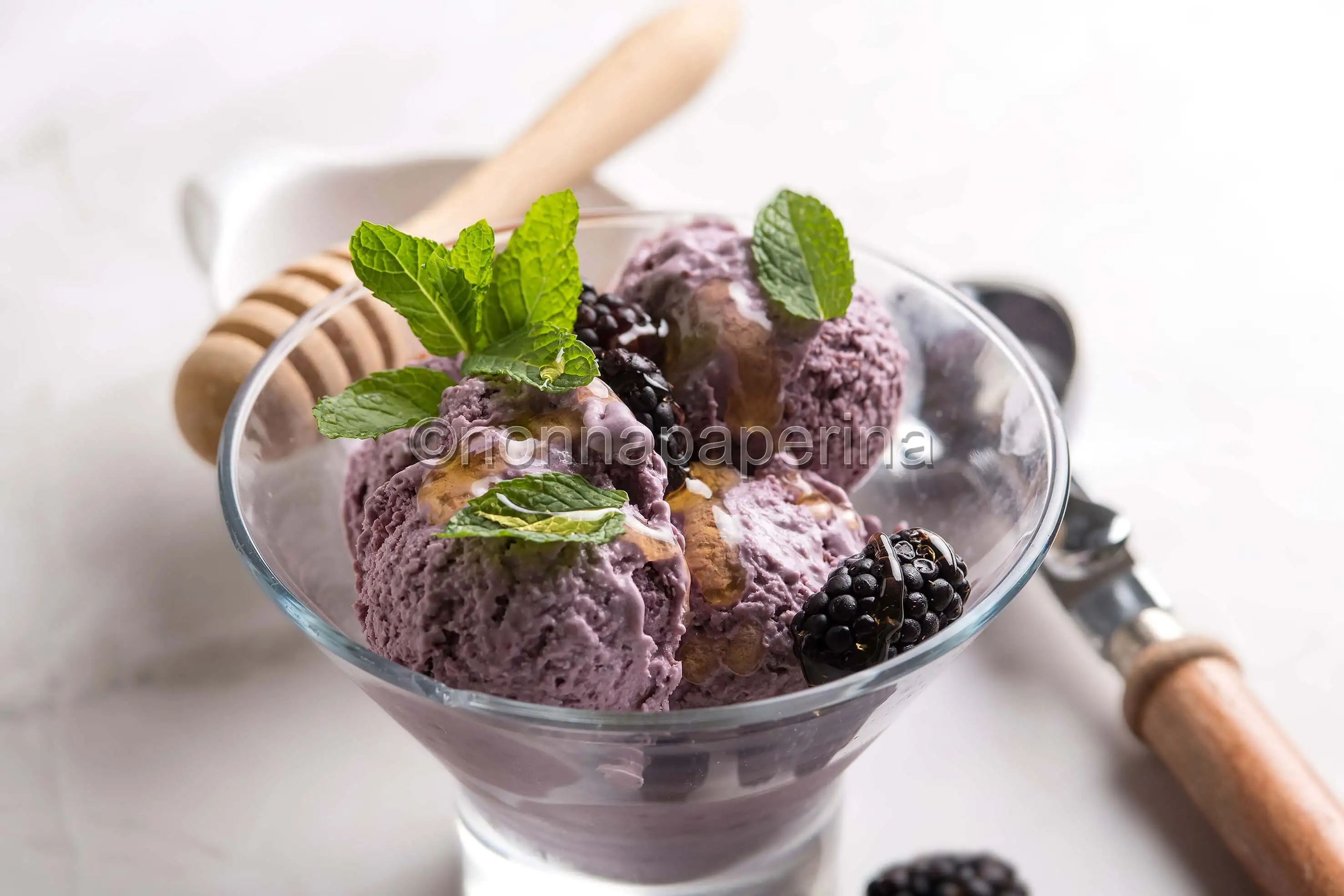 Gelato allo yogurt greco e more, una ricetta raffinata