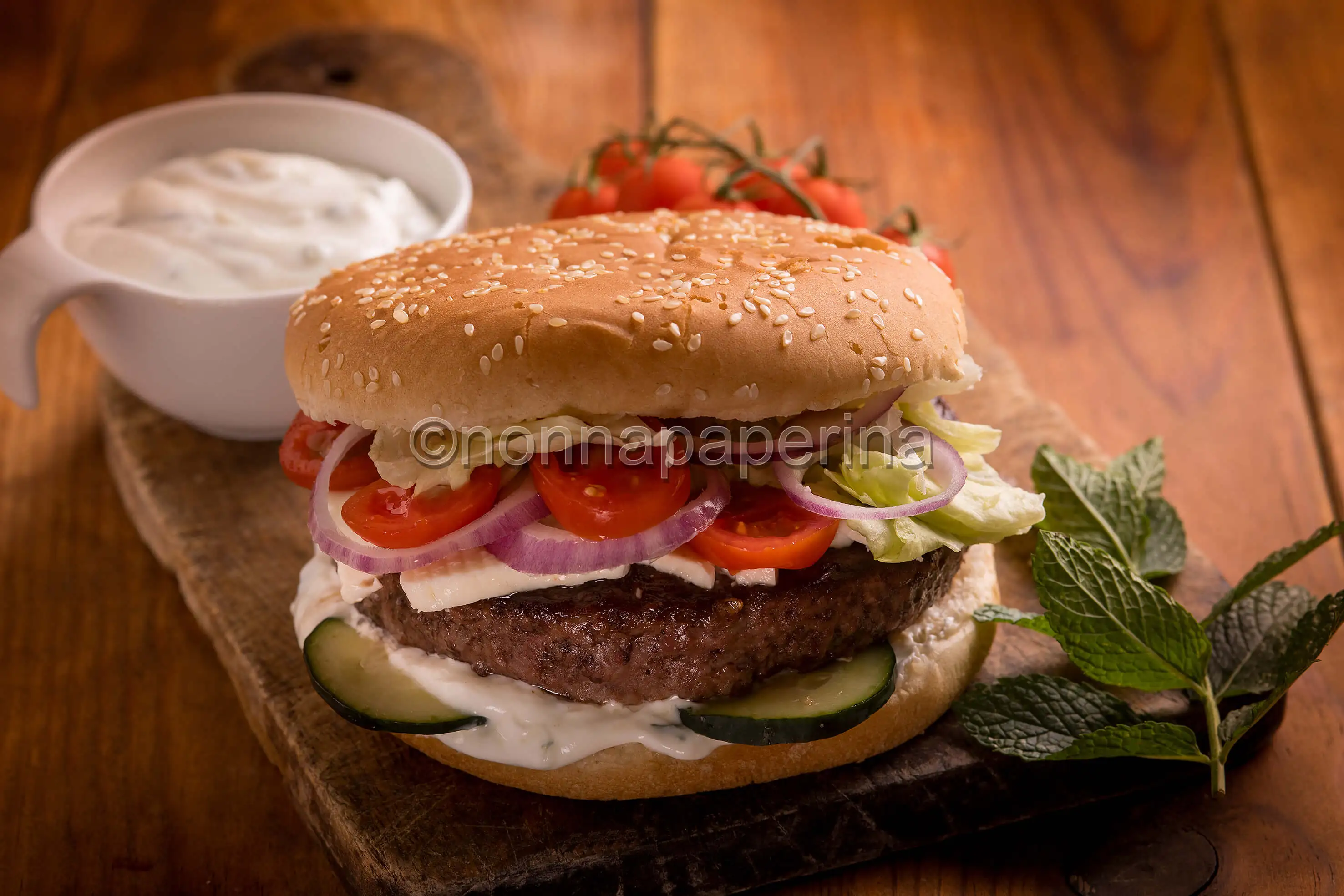 Hamburger di agnello con salsa tzatziki: un buon finger food