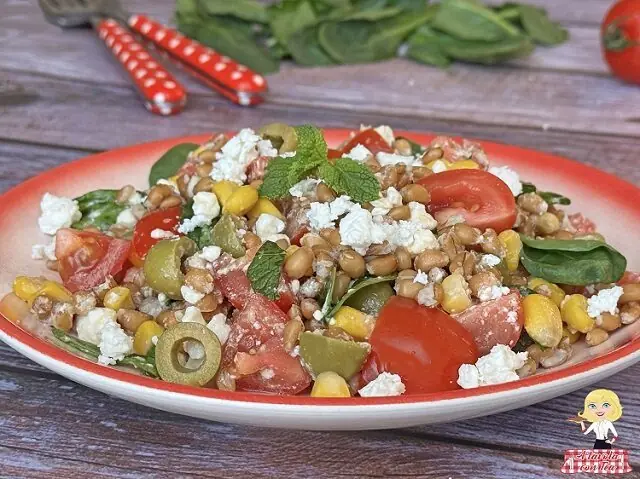 Insalata estiva farro mais feta e spinacino