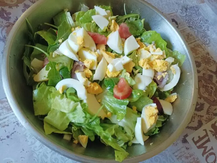 Insalata mista con uova sode