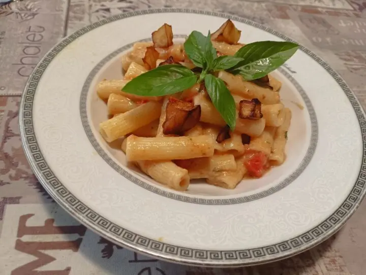 Maccheroni con crema di melanzane