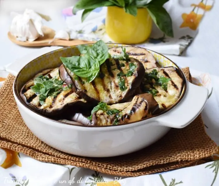Melanzane grigliate con menta, basilico e limone: contorno leggero e fresco che sorprende