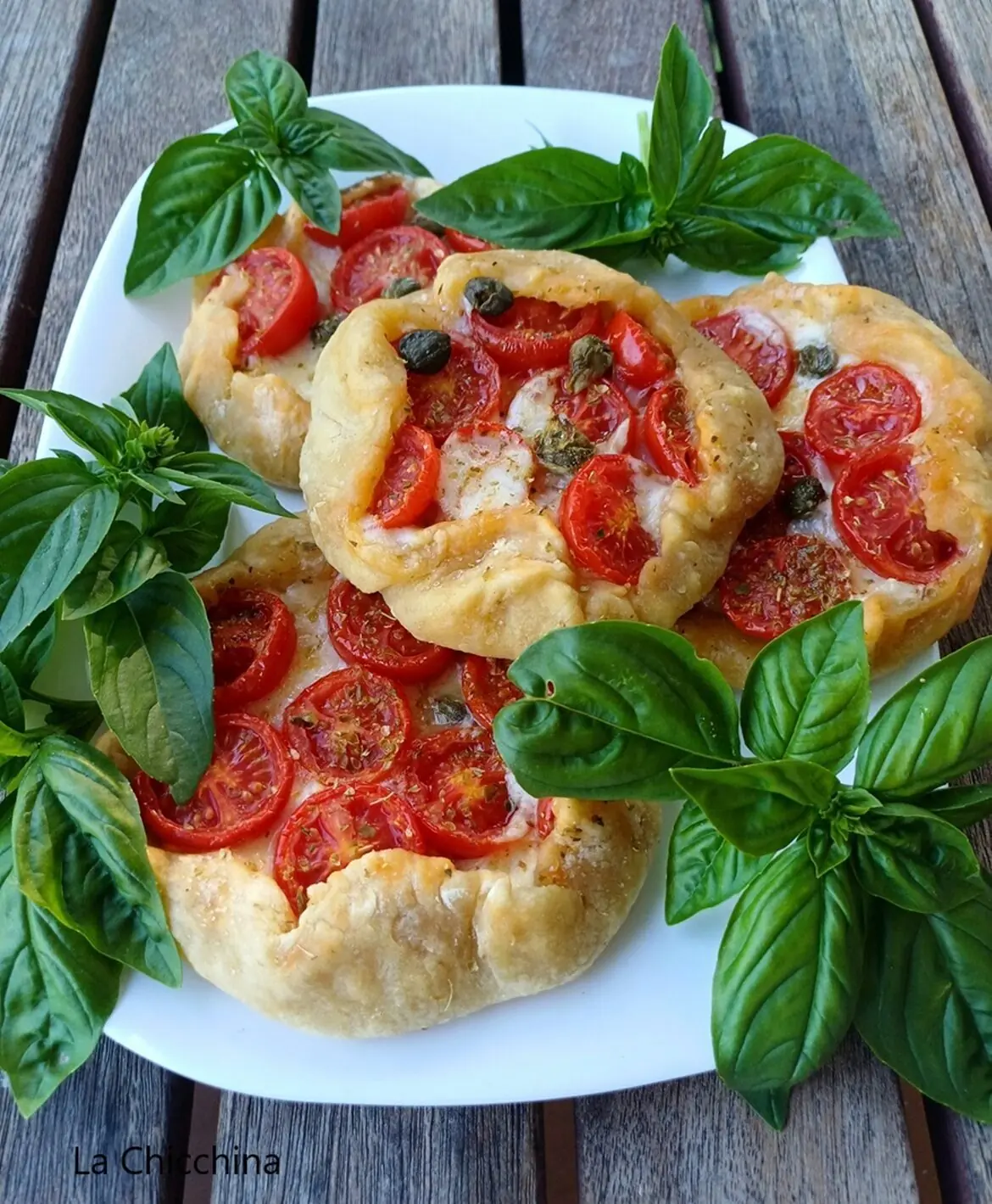 Mini galette con pomodorini e formaggio