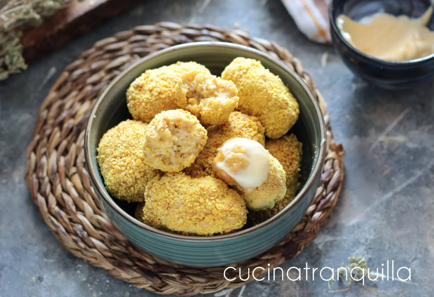 Nuggets di pollo con panatura alla curcuma in friggitrice ad aria