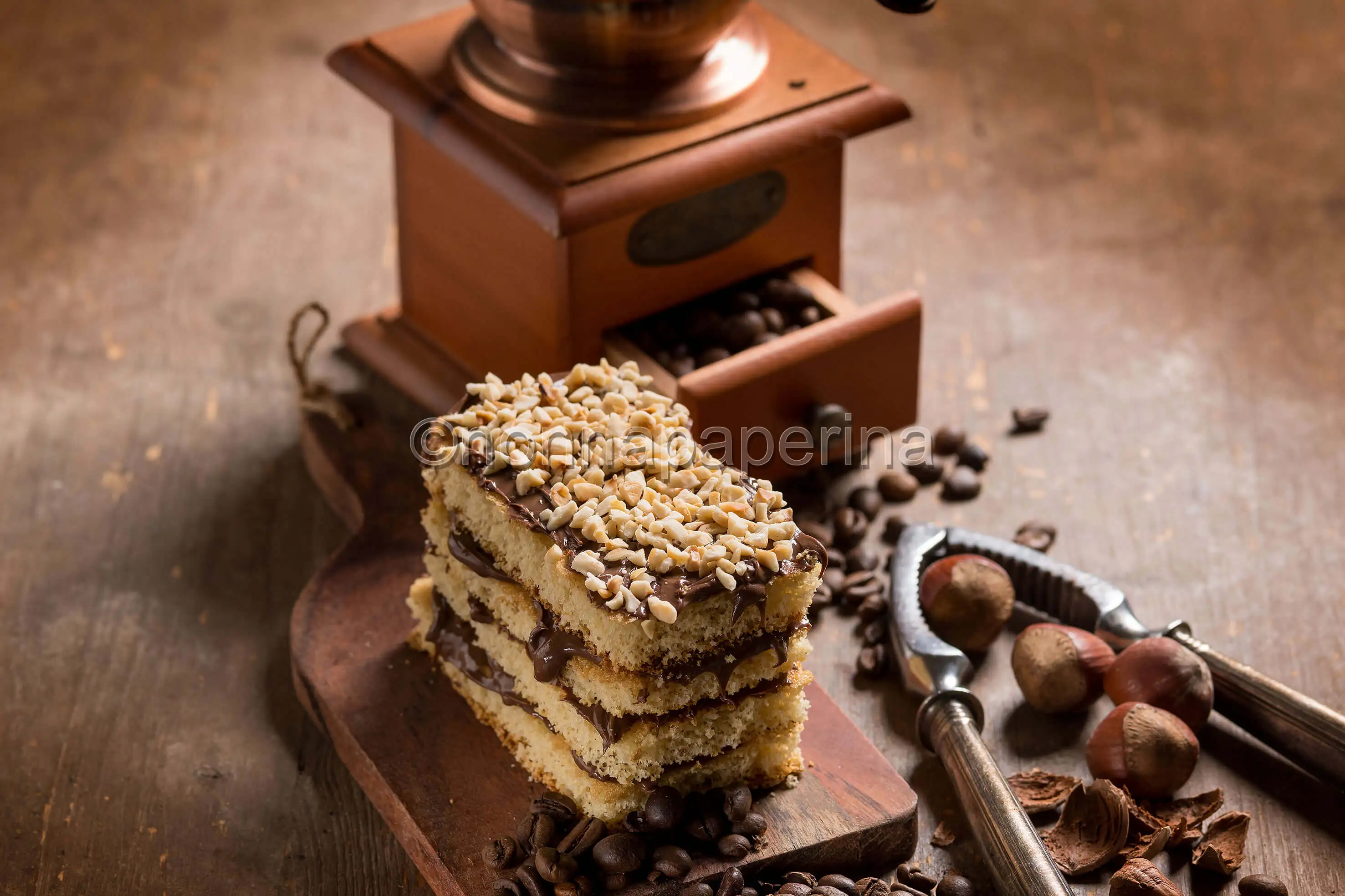 Pan di spagna con crema al caffè, una torta facile e sublime