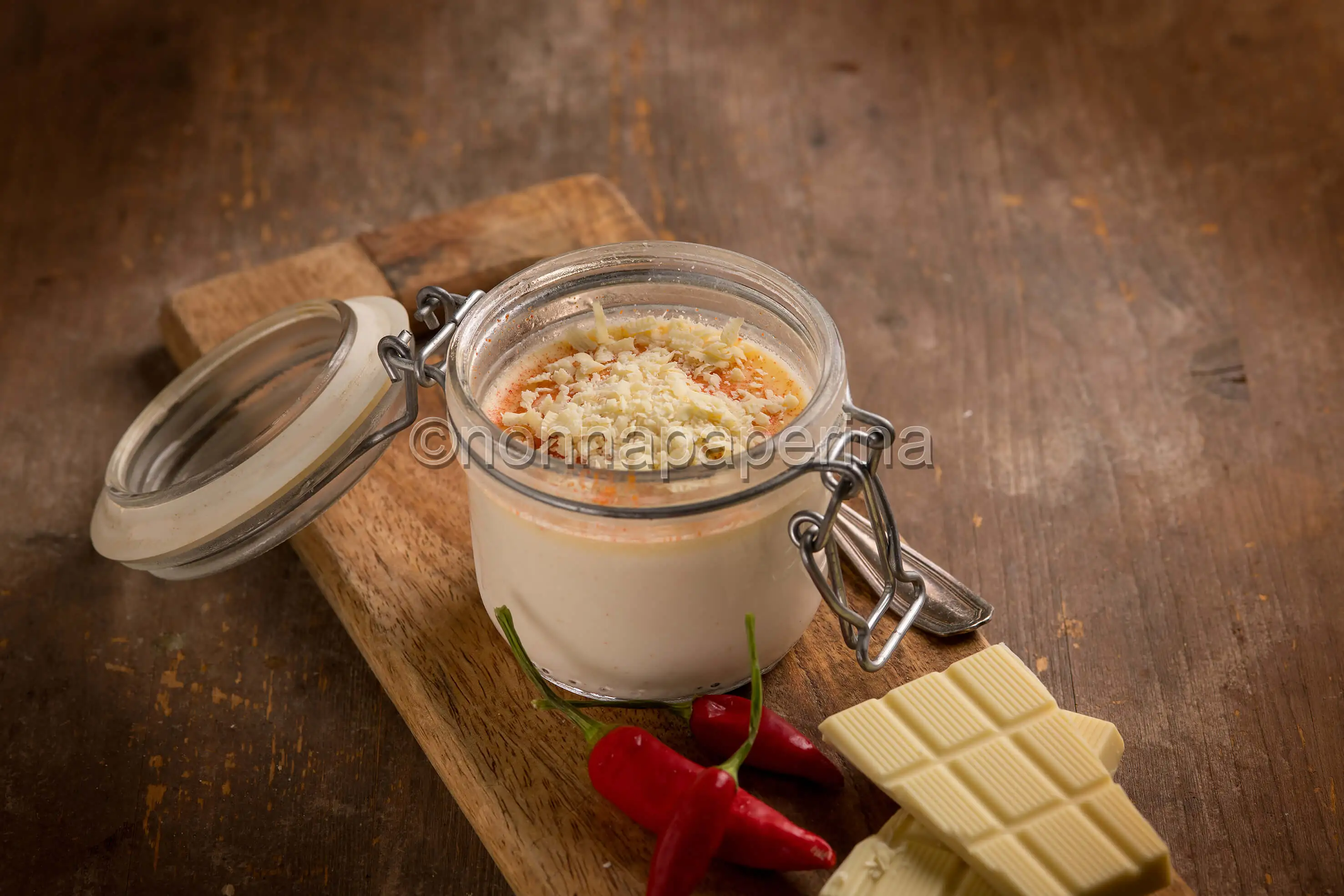 Panna cotta al cioccolato bianco e peperoncino, una delizia