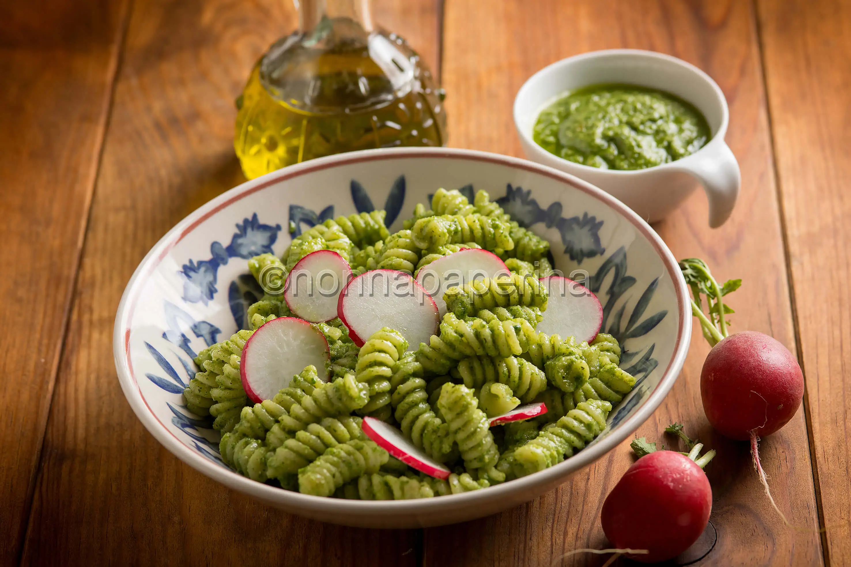 Pasta con pesto di ravanello e mandorle, una ricetta unica