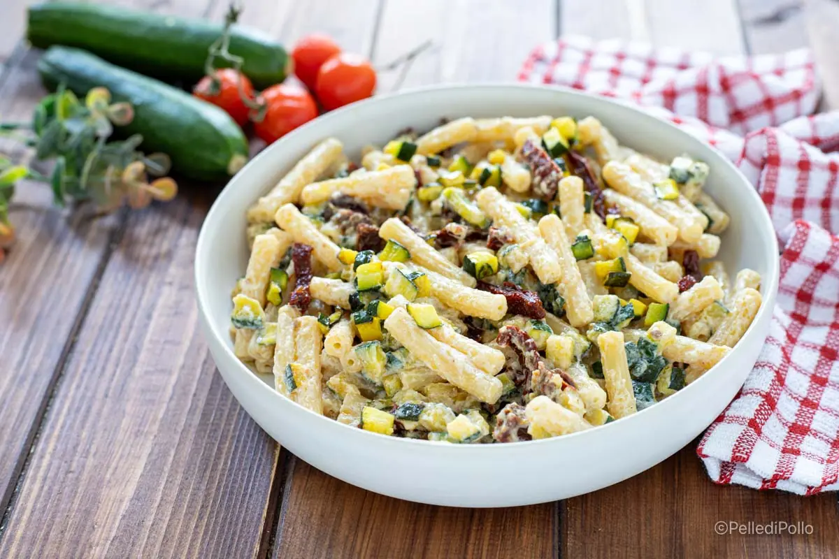 Pasta con zucchine, ricotta e pomodori secchi