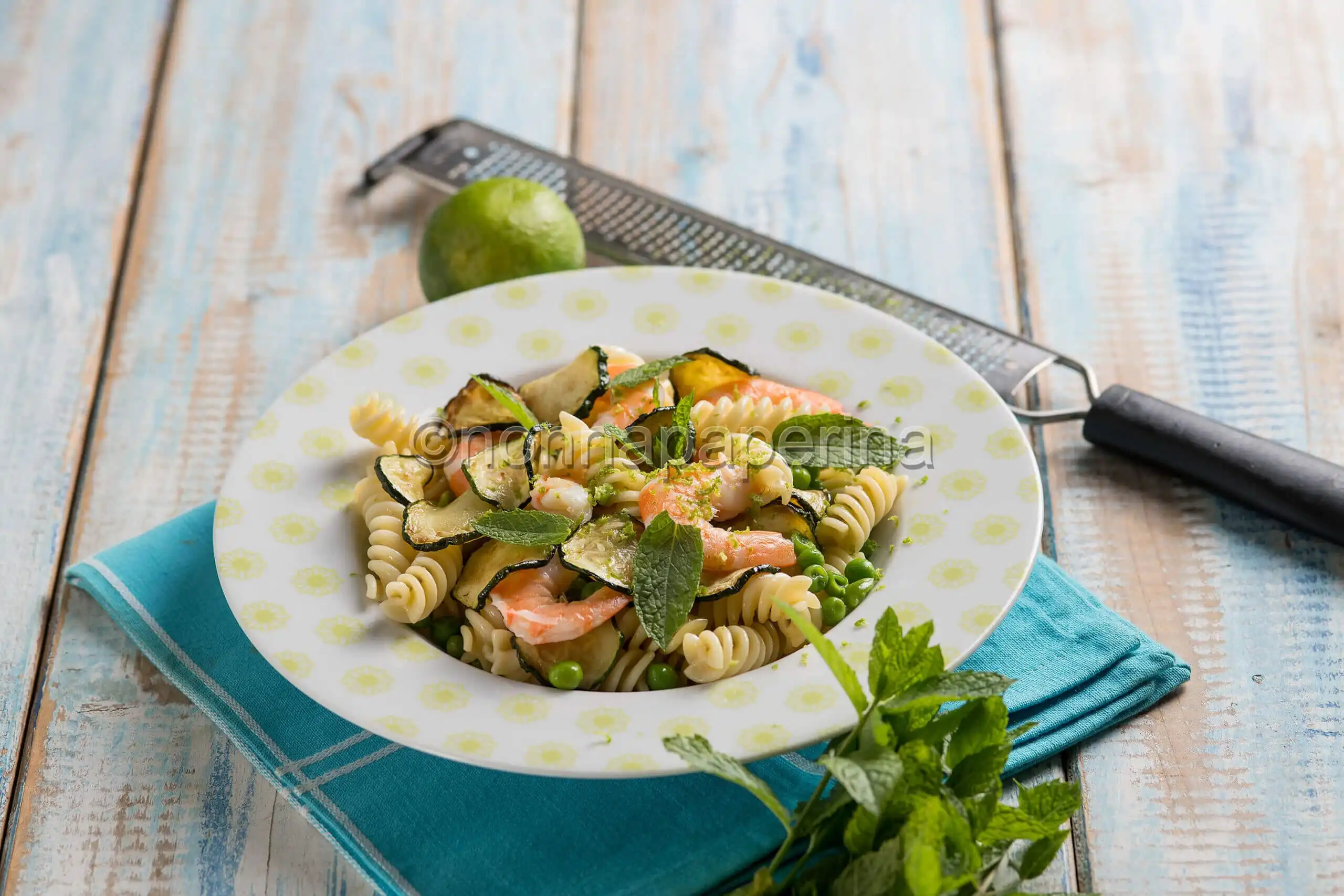 Pasta fredda con piselli e gamberi, un primo piatto perfetto