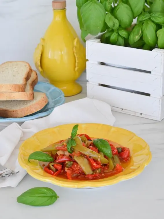 Peperonata con pomodorino fresco in padella