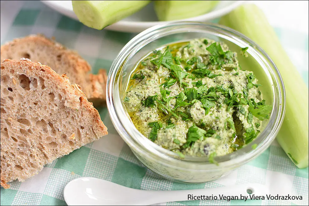 Pesto con bucce di cetrioli e semi di zucca