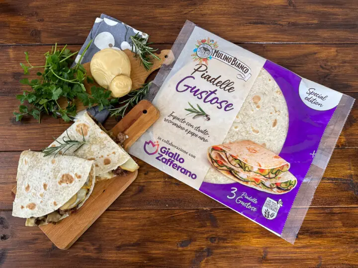 Piadella farcita con funghi, salsiccia e scamorza