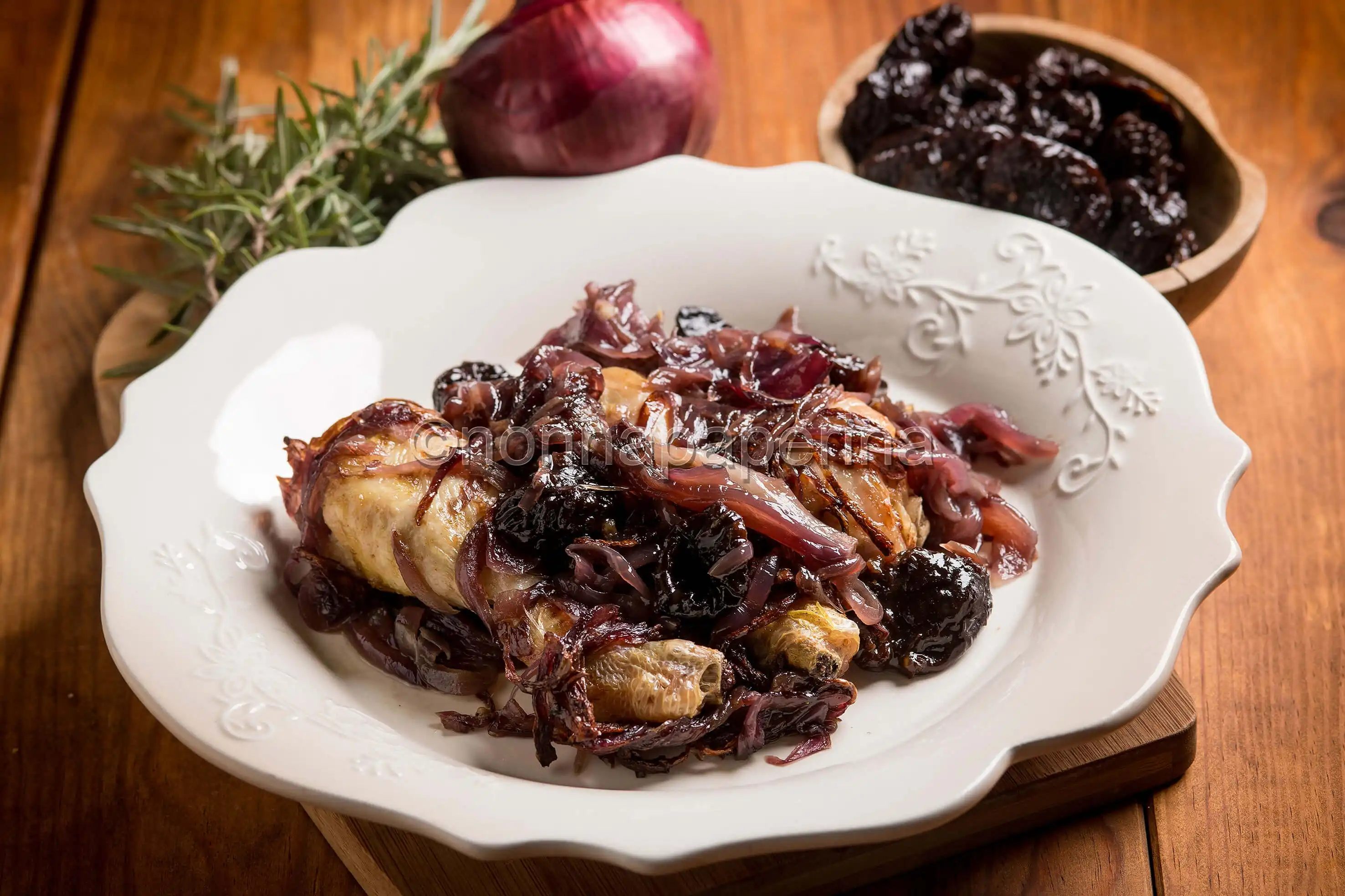 Pollo al forno con prugne e cipolle: un secondo chic