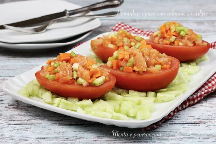 Pomodori ripieni di salmone e verdure