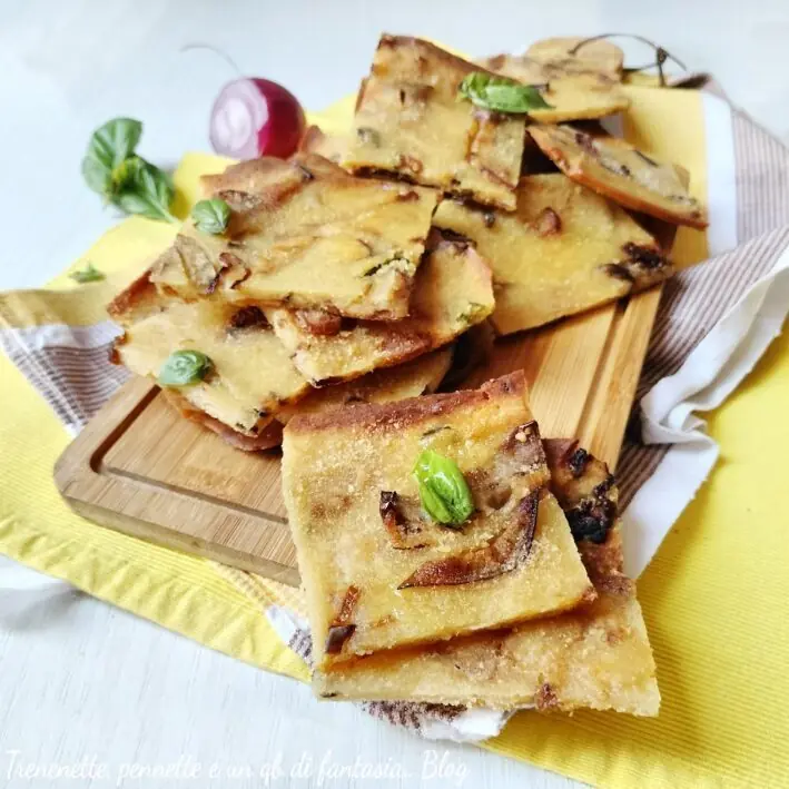 Schiacciata di melanzane e cipolla al forno: veloce, leggera e super croccante