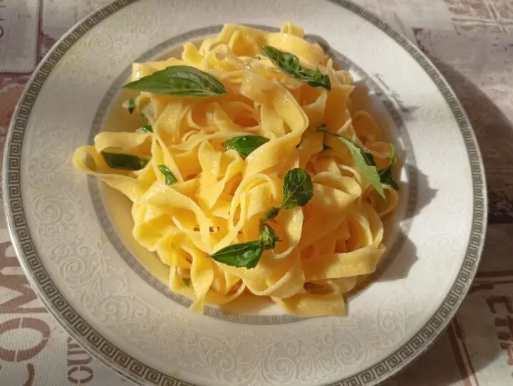 Tagliatelle al burro e basilico