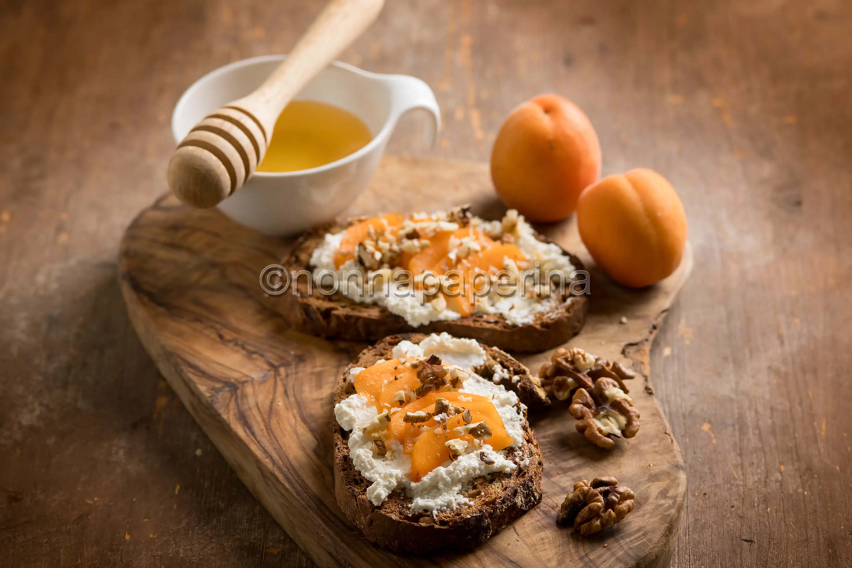 Tartine alla ricotta con albicocche e noci: un dolce rustico