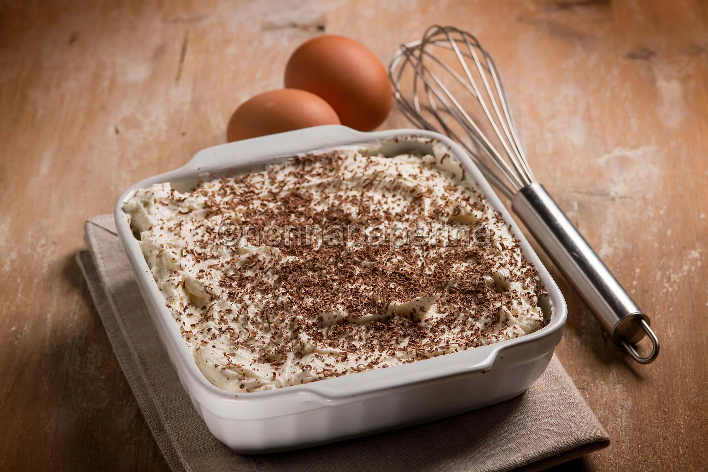 Tiramisù cremoso al pan di spagna e meringa: una delizia!