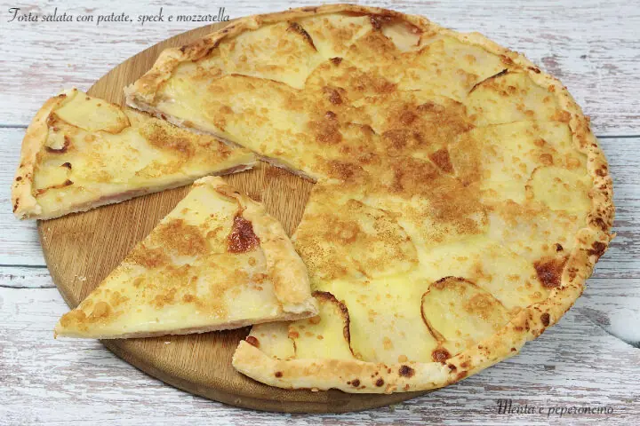 Torta salata con patate, speck e mozzarella