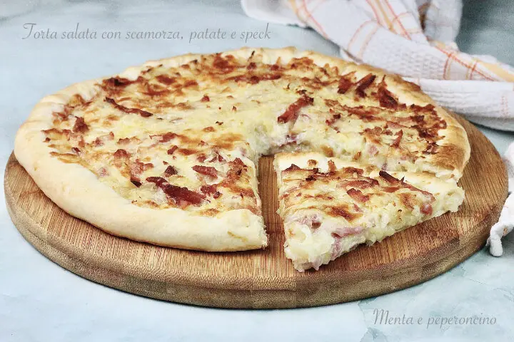 Torta salata con scamorza, patate e speck