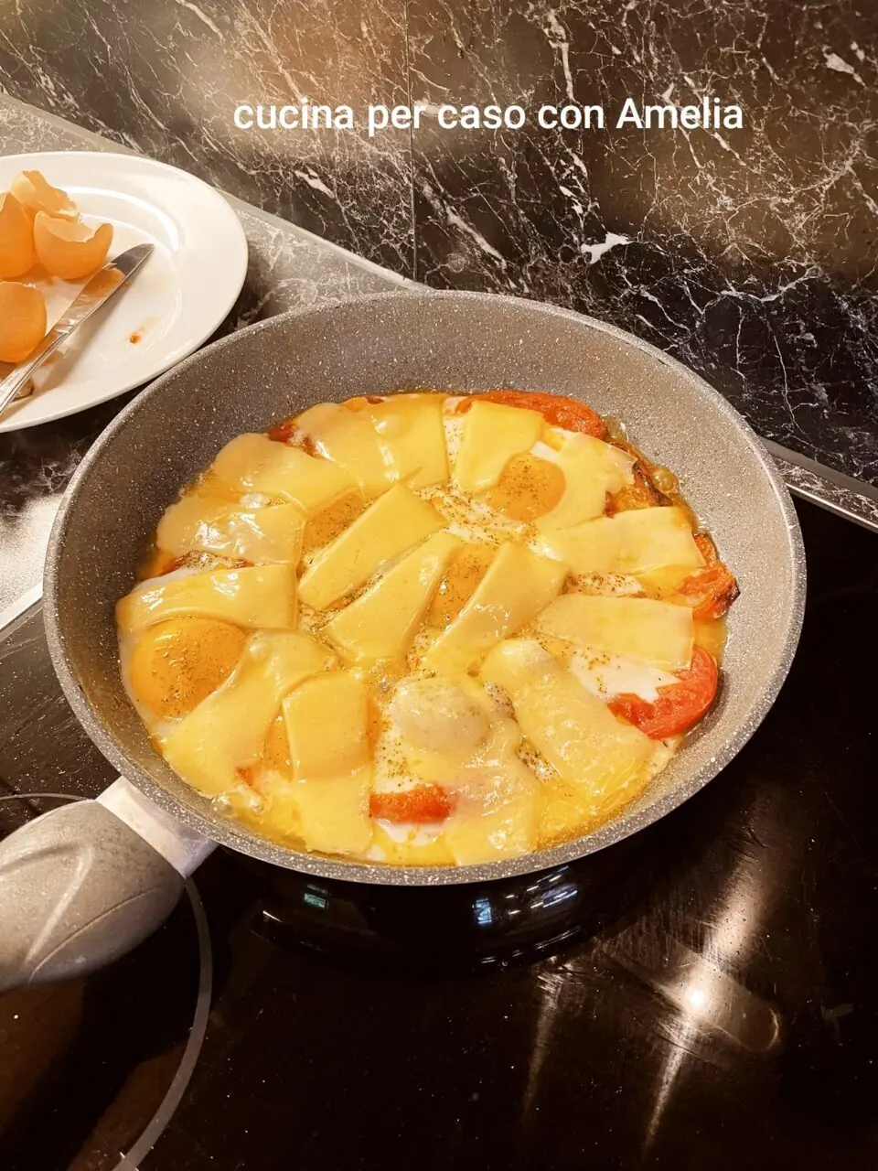 Uova al tegamino con pomodoro e formaggio, ricetta