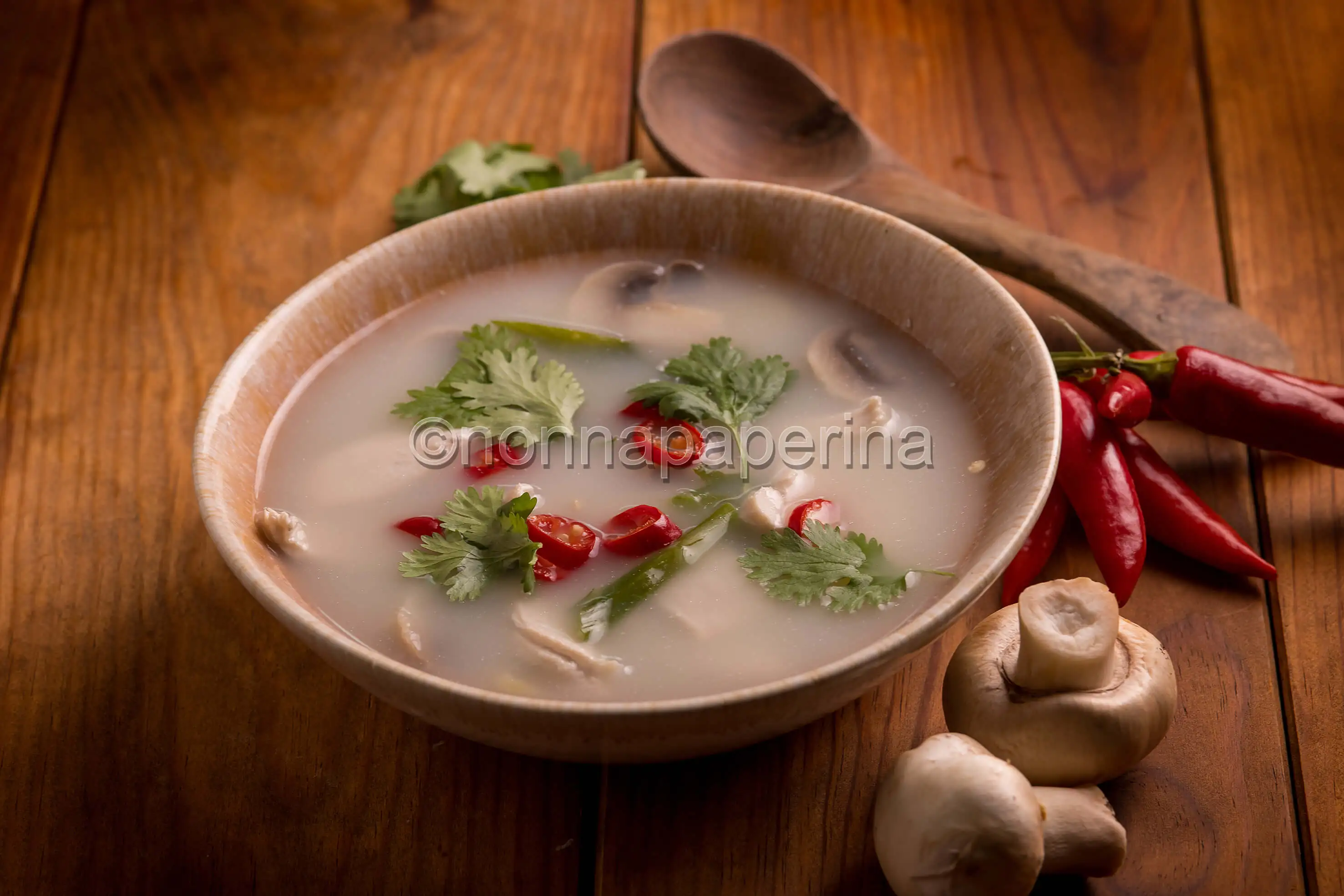 Zuppa thai tom kha gai, un primo piatto thailandese squisito