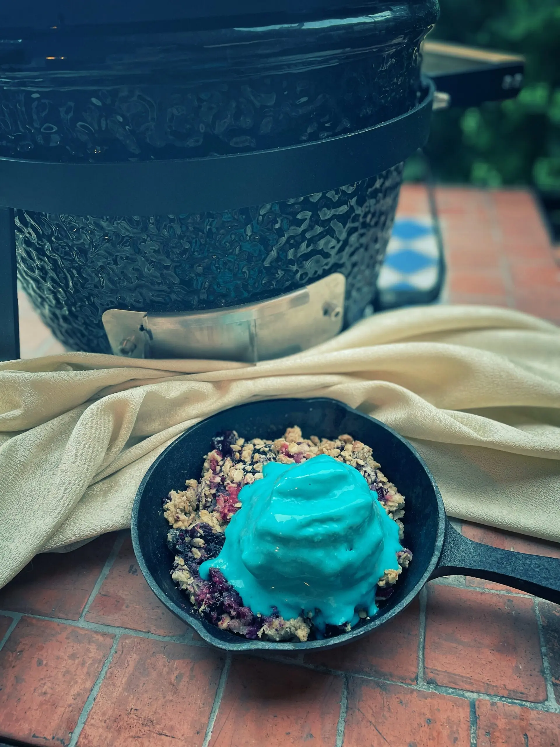 Blue fruit crisp con gelato vegano al puffo