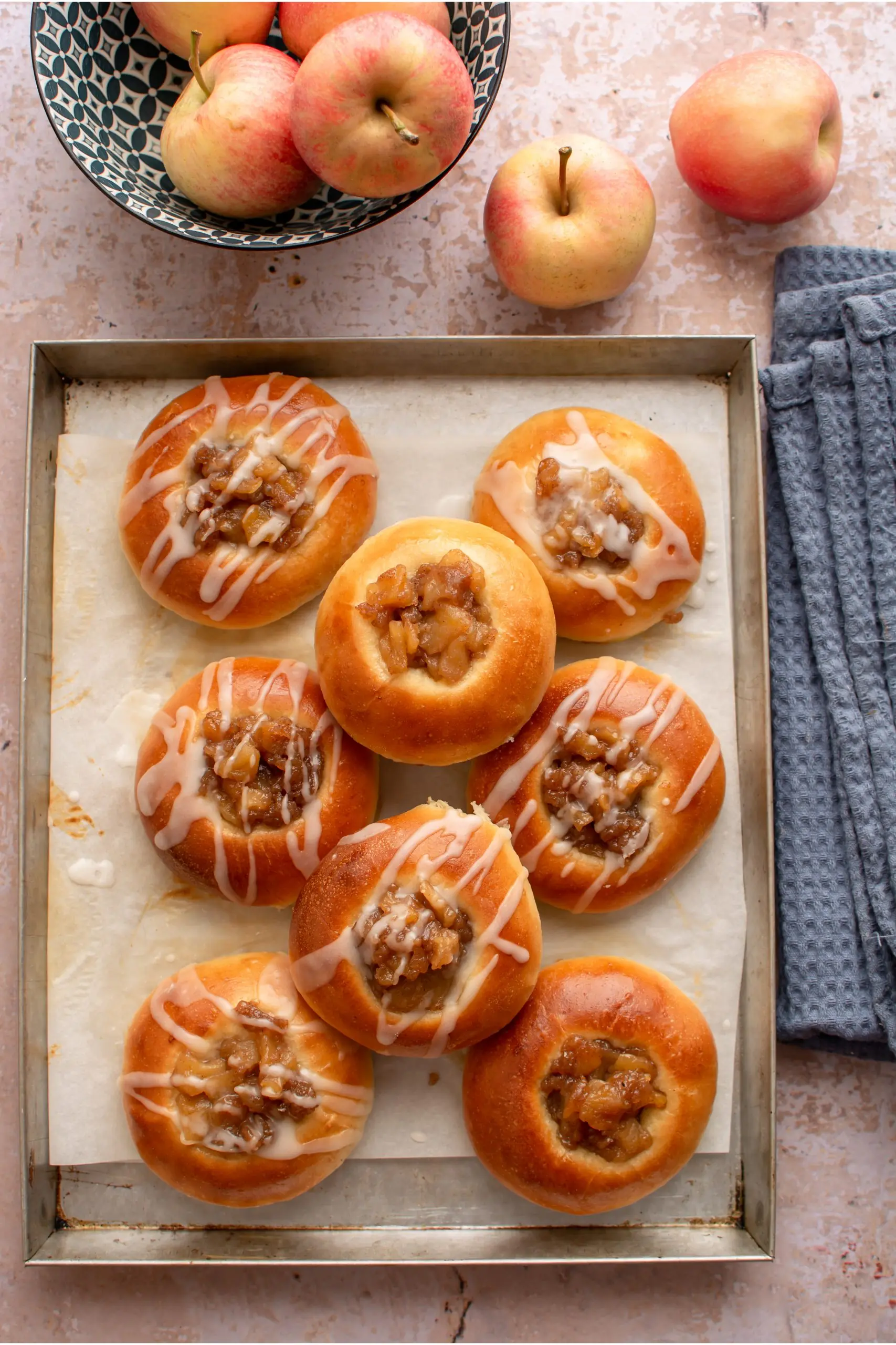 Brioche con composta di mele alla cannella