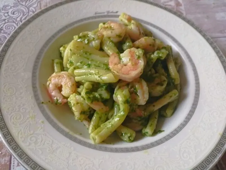 Caserecce al pesto di lattughino e gamberi