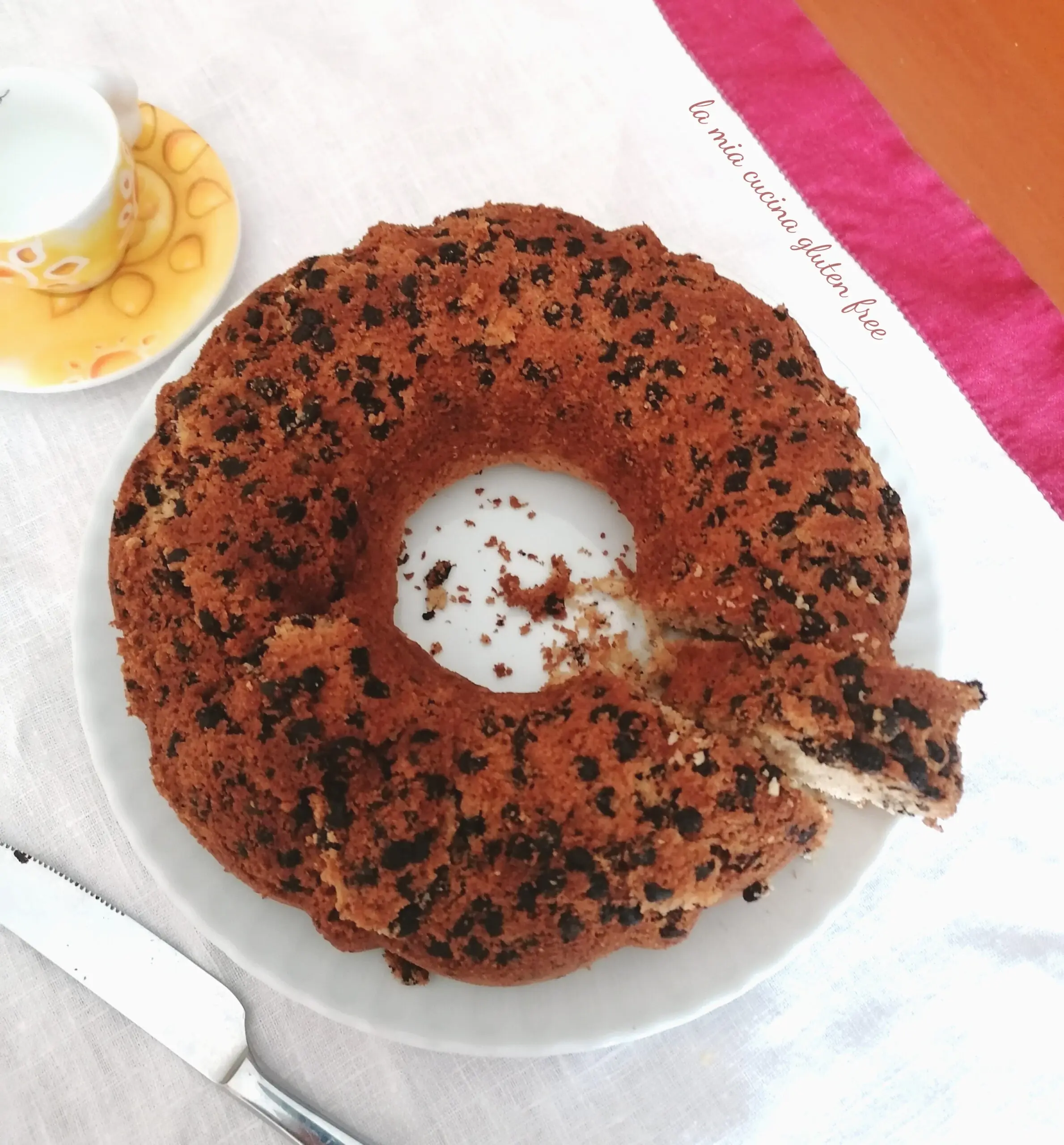 Ciambella al cocco e gocce di cioccolato senza glutine