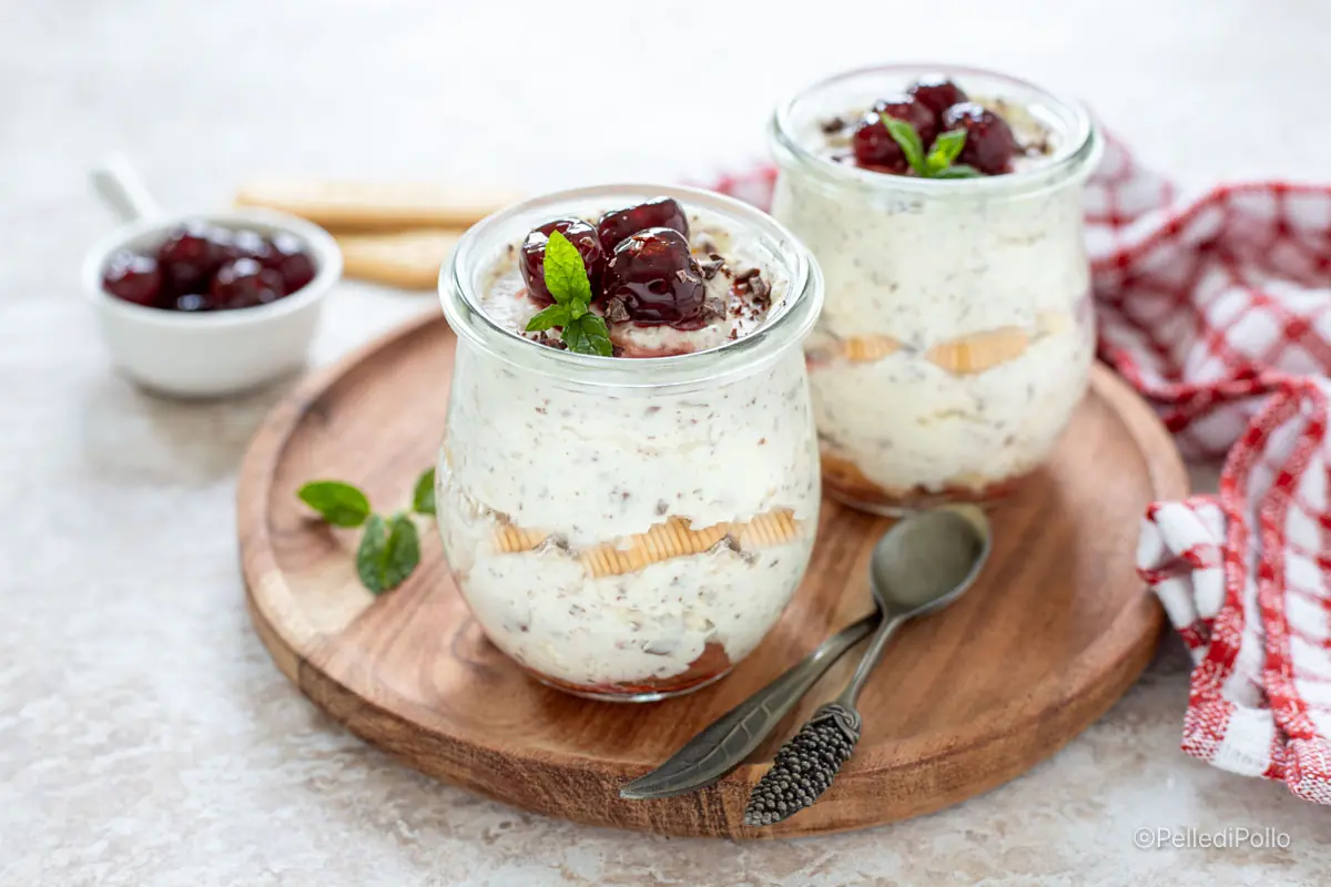 Coppette alle amarene e crema di ricotta