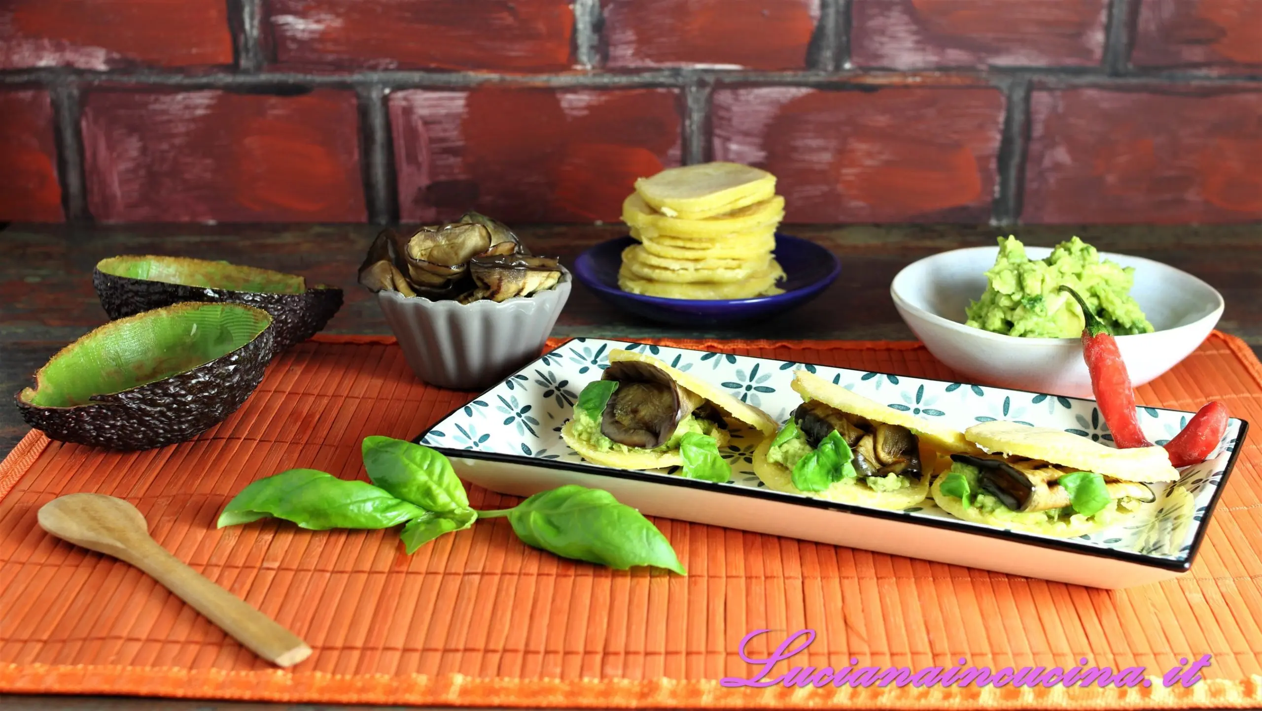 Focaccine di mais con avocado e melanzane