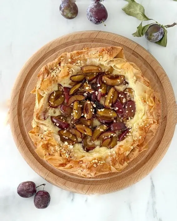 Galette di pasta fillo con crema di formaggio e prugne: l’incontro inaspettato